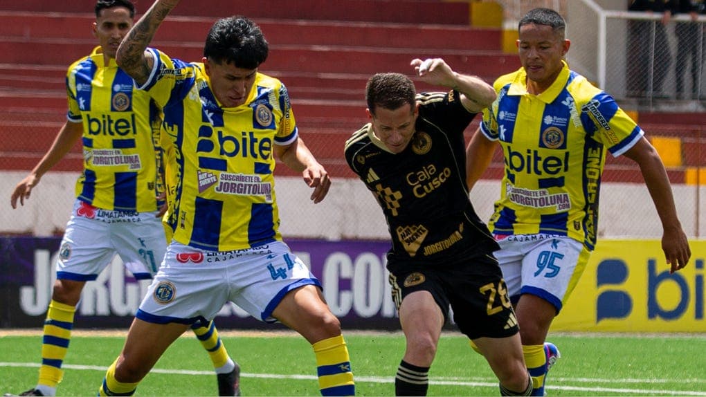 Jugadores del Cusco FC tras la victoria 2-1 contra Cajamarca
