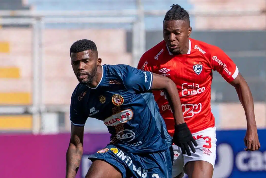 Cienciano y Los Chankas disputando el empate 1-1 en el Inca Garcilaso