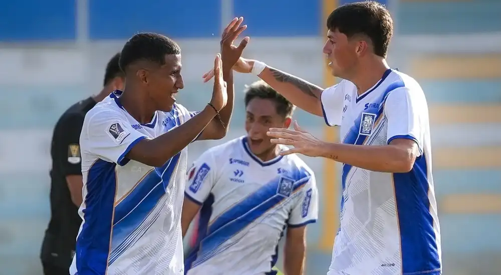 Foto del equipo Alianza Atlético celebrando su victoria 8-2 en la semifinal