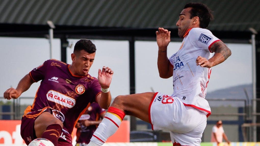 Abdiel Ayarza disputando el balón tras polémica del VAR en Piura