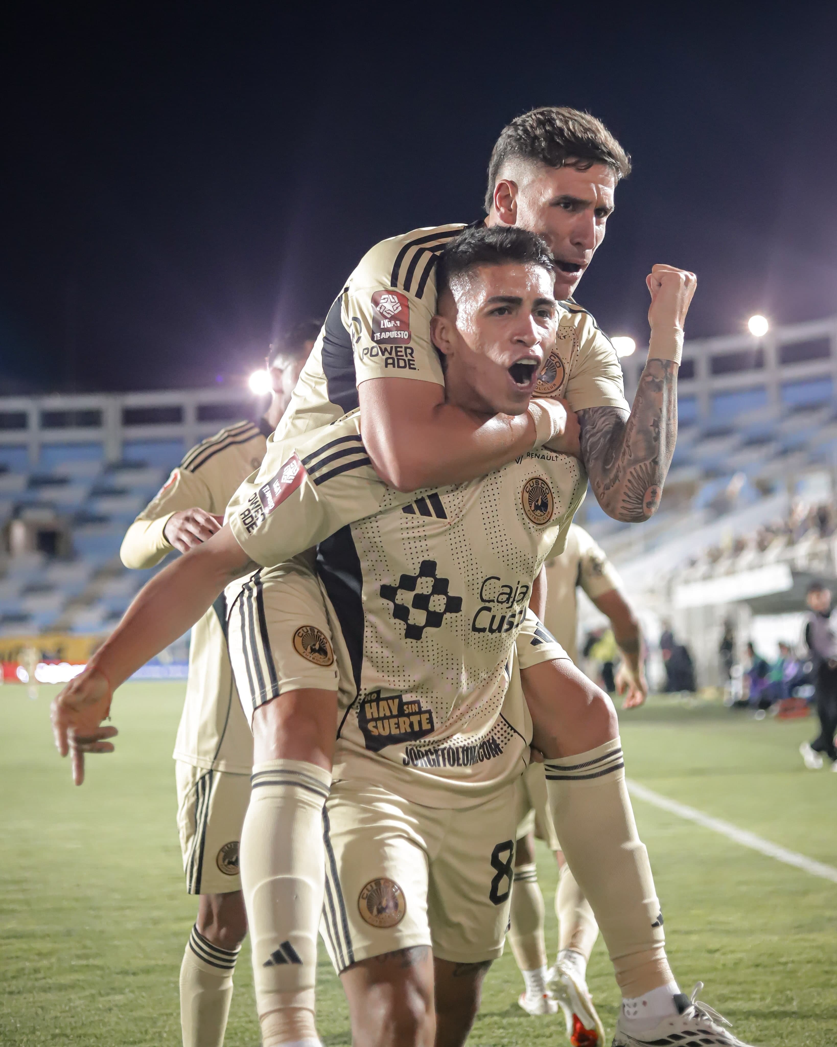 Foto del estadio Inca Garcilaso con jugadores de Alianza Lima celebrando