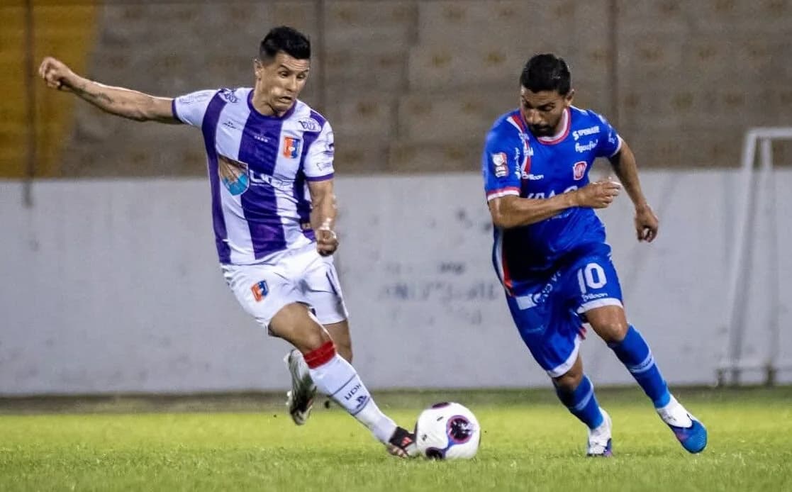 Carlos Mannucci celebra gol de Jorge Ríos contra Alianza Universidad
